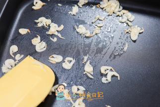 锅里加入少许植物油，小火放入虾皮翻炒