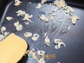锅里加入少许植物油，小火放入虾皮翻炒