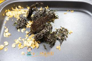 锅里放入紫菜，这个紫菜已经是紫菜碎了很方便直接炒