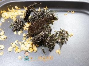 锅里放入紫菜，这个紫菜已经是紫菜碎了很方便直接炒