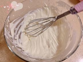 做法二（材料2）：
kiri奶酪+淡奶油+纯甄酸奶+细砂糖倒入盆里，用手抽搅打至顺滑状态。