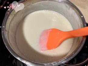 放锅里小火加热，加入泡软的吉利丁片，边加热边搅拌至融化即可。倒入模具冷藏4小时即可脱模。