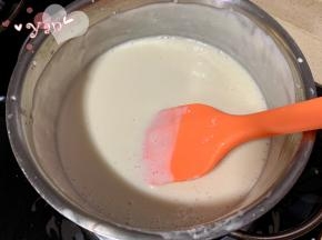 放锅里小火加热，加入泡软的吉利丁片，边加热边搅拌至融化即可。倒入模具冷藏4小时即可脱模。