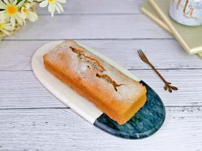 脱模后筛上一层糖粉做装饰。