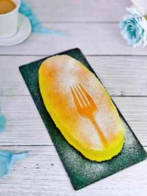 可以切开吃，也可以用小勺一勺一勺的直接吃。