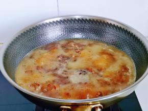 加入纯净水，水量没过羊排为佳，盖上盖子大火烧开，转小火慢炖。