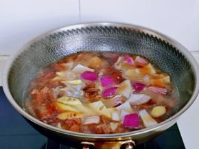 大约炖了45分钟，羊排炖的差不多烂糊啦，加入雷笋，洋葱，再炖20分钟。