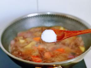 20分钟后加入胡萝卜，按个人口味加入盐，再炖8分钟。