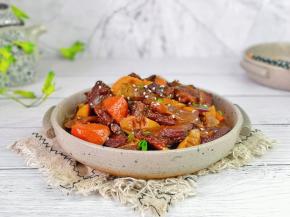 盛出装盘，撒上熟白芝麻及葱花点缀。