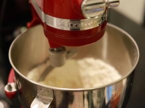 将除黄油以外的所有材料放入厨师机桶内。