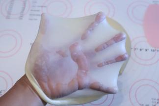 注意观察面团状态，薄而不易破的手套膜即马上结束揉面程序。