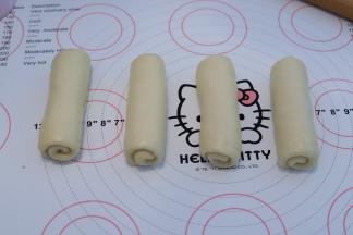 上下擀成椭圆型，翻面从上往下卷，盖上保鲜膜静置15分钟。