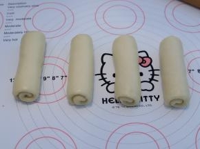 上下擀成椭圆型，翻面从上往下卷，盖上保鲜膜静置15分钟。