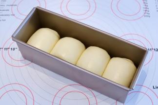 放入学厨300克吐司模内。