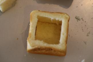 出炉马上脱模，放晾架上放凉，将吐司切成3块，再如同般将吐司底切开。