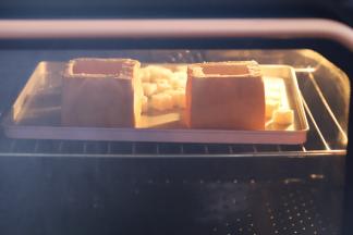 里面的吐司切成小块，和吐司一起放入预热好的烤箱180度，烤8-10分钟。