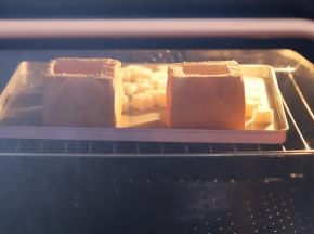 里面的吐司切成小块，和吐司一起放入预热好的烤箱180度，烤8-10分钟。