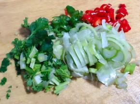 香菜、葱、小米辣切好备用