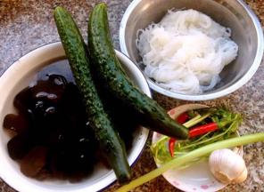 泡发好的木耳洗净放入开水中焯水后立即放入中过凉洗净再放入清水浸泡一会儿、黄瓜、魔芋、蒜、葱、香菜、小米辣