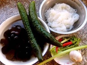 泡发好的木耳洗净放入开水中焯水后立即放入中过凉洗净再放入清水浸泡一会儿、黄瓜、魔芋、蒜、葱、香菜、小米辣