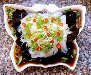 蒜粒、葱花、香菜、小米辣撒在魔芋上面再均匀的淋上调味汁