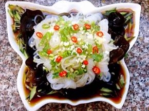 蒜粒、葱花、香菜、小米辣撒在魔芋上面再均匀的淋上调味汁