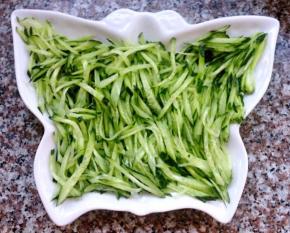 黄瓜洗净切成丝摆入盘中