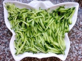 黄瓜洗净切成丝摆入盘中