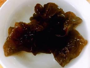 当年新鲜的木耳用温水泡发一个小时