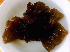 当年新鲜的木耳用温水泡发一个小时