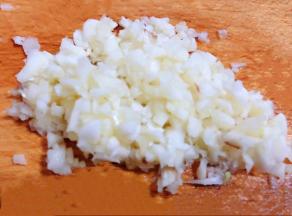 蒜去皮洗净沥干水份切成蒜粒