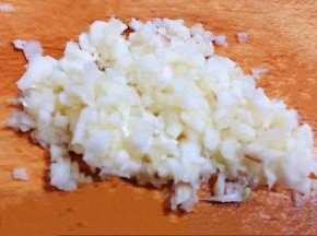蒜去皮洗净沥干水份切成蒜粒