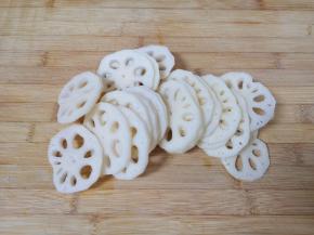 莲藕去皮洗干净切成片。