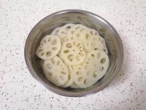 用凉水泡上去一下藕片表面的淀粉。