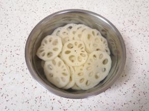 用凉水泡上去一下藕片表面的淀粉。
