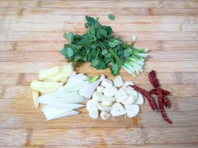 葱姜蒜切碎，香菜切成段，准备好干红辣椒。