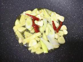 炒锅内倒适量的食用油烧热，下入葱姜蒜和干红辣椒大火炒香。