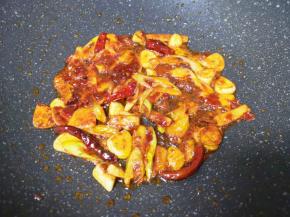 加入豆瓣酱炒出红油。