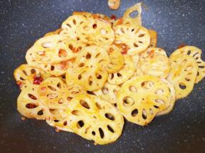 下入藕片翻炒均匀。