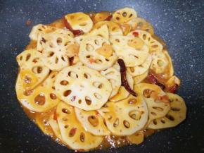 加入半碗开水，放原味鲜酱油和糖调味，翻炒至藕片变熟汤汁基本上收干。