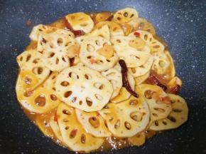 加入半碗开水，放原味鲜酱油和糖调味，翻炒至藕片变熟汤汁基本上收干。