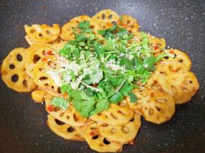 下入香菜和熟白芝麻，利用锅的余温翻炒均匀。