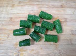 黄瓜洗干净先切成段。
