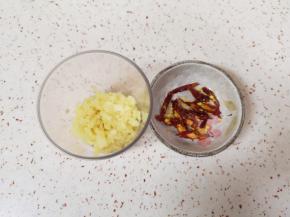 大蒜搅成蒜泥，干红辣椒切成丝。