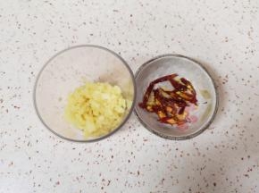 大蒜搅成蒜泥，干红辣椒切成丝。