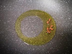 炒锅内倒入食用油烧至微微冒烟，下入花椒粒炸香，捞出不要。