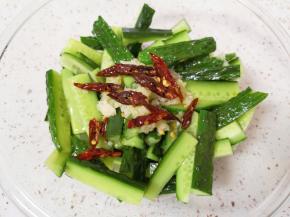 将热油泼在蒜泥辣椒丝上面。