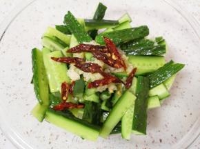 将热油泼在蒜泥辣椒丝上面。