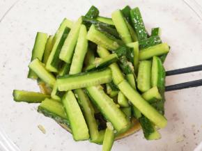 根据自己的口味放香醋、鲜贝露调味汁、盐、糖和鸡精搅拌均匀。