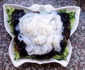 黄瓜上面摆平木耳最上面放入魔芋